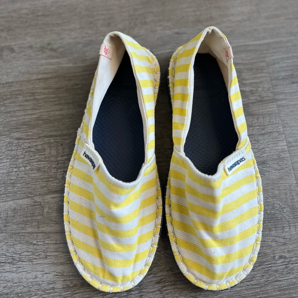 Havaianas Yellow and White Striped Slippers Espadrilles Size 3Y/4.5W